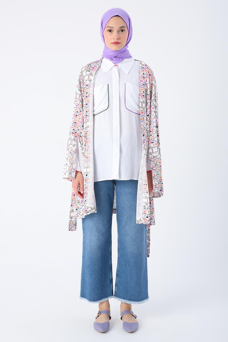 Weiß-rosafarbener, gemusterter Kimono mit übergroßen Ärmeln, Schlitz und detailliertem Gürtel