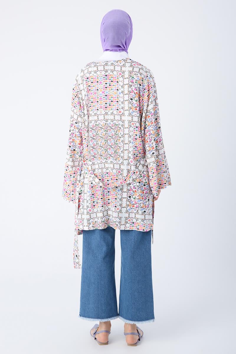 Weiß-rosafarbener, gemusterter Kimono mit übergroßen Ärmeln, Schlitz und detailliertem Gürtel