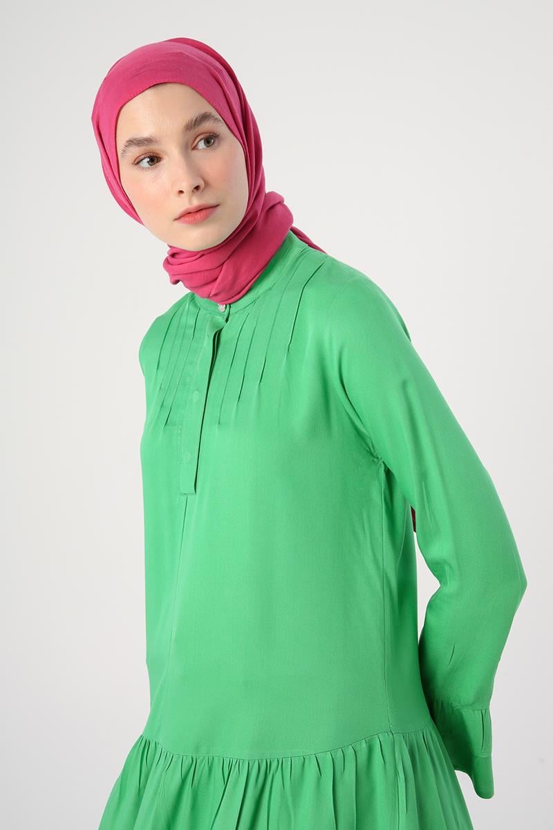 Tunique à manches volantées et col demi-patte de fabrication vert herbe