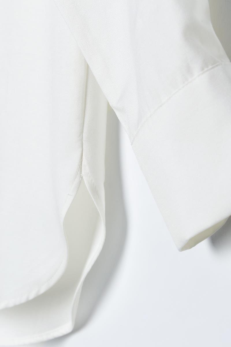 القميص الأساسي ذو اللون البني الفاتح