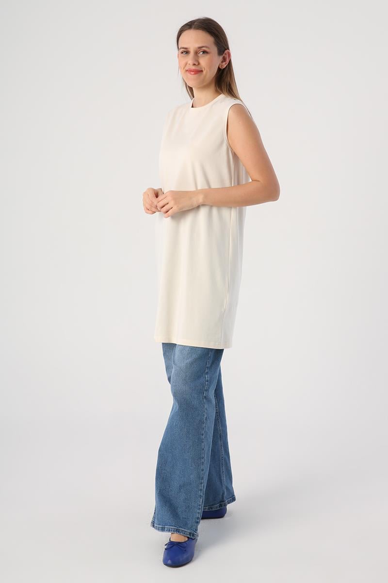 Ärmellose Tunika mit Kragenpaspelierung aus Ecru-Baumwolle