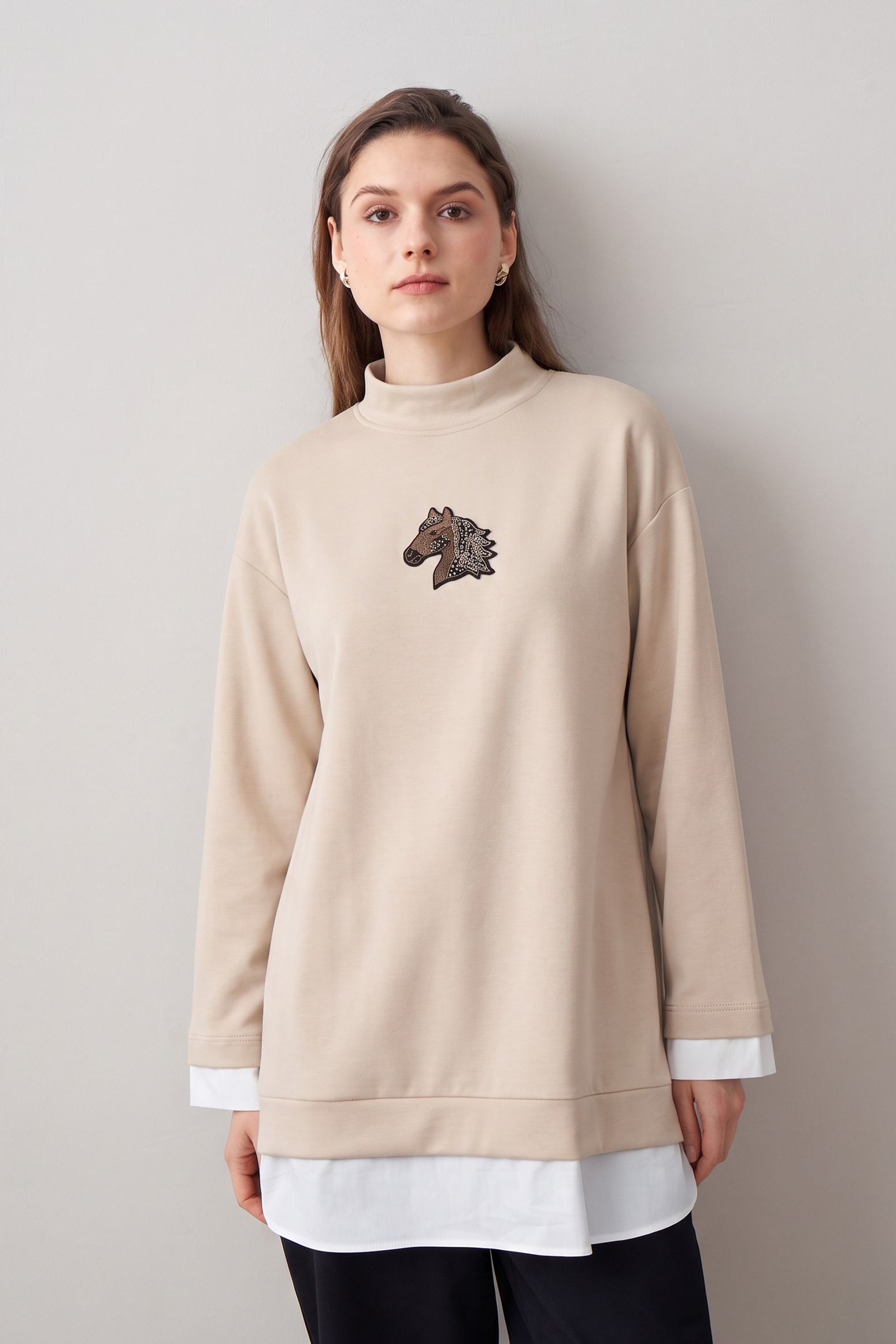 Ekru-Yumuşak Dokulu İşlemeli Sweat