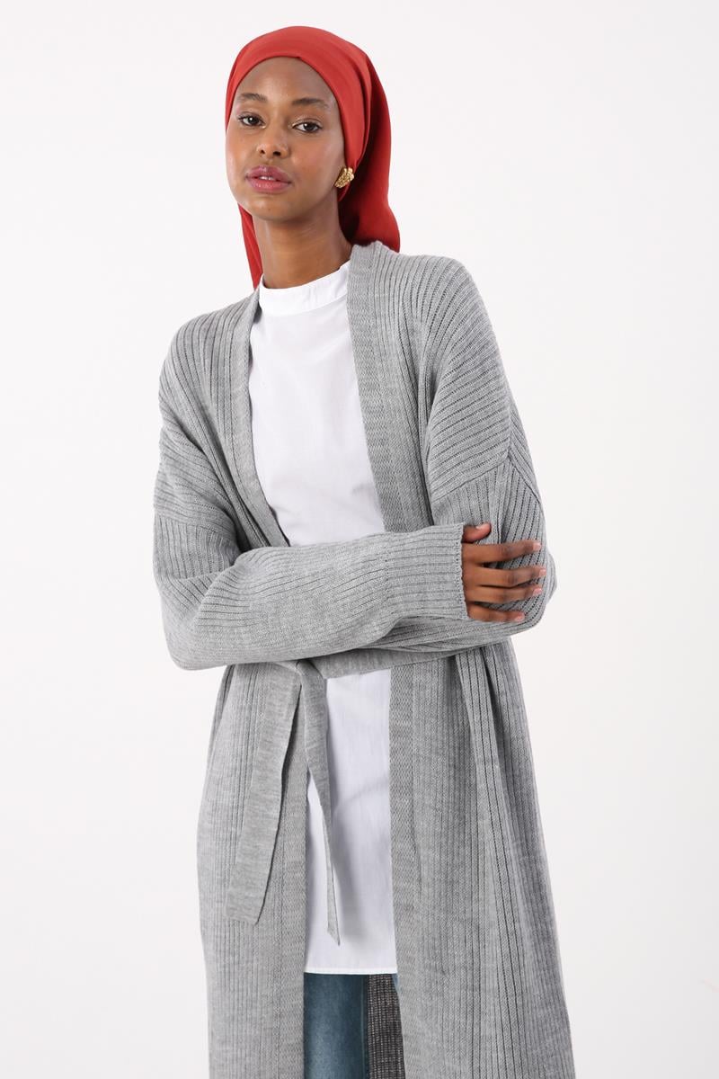 Cardigan long en maille côtelée gris chiné à ceinture