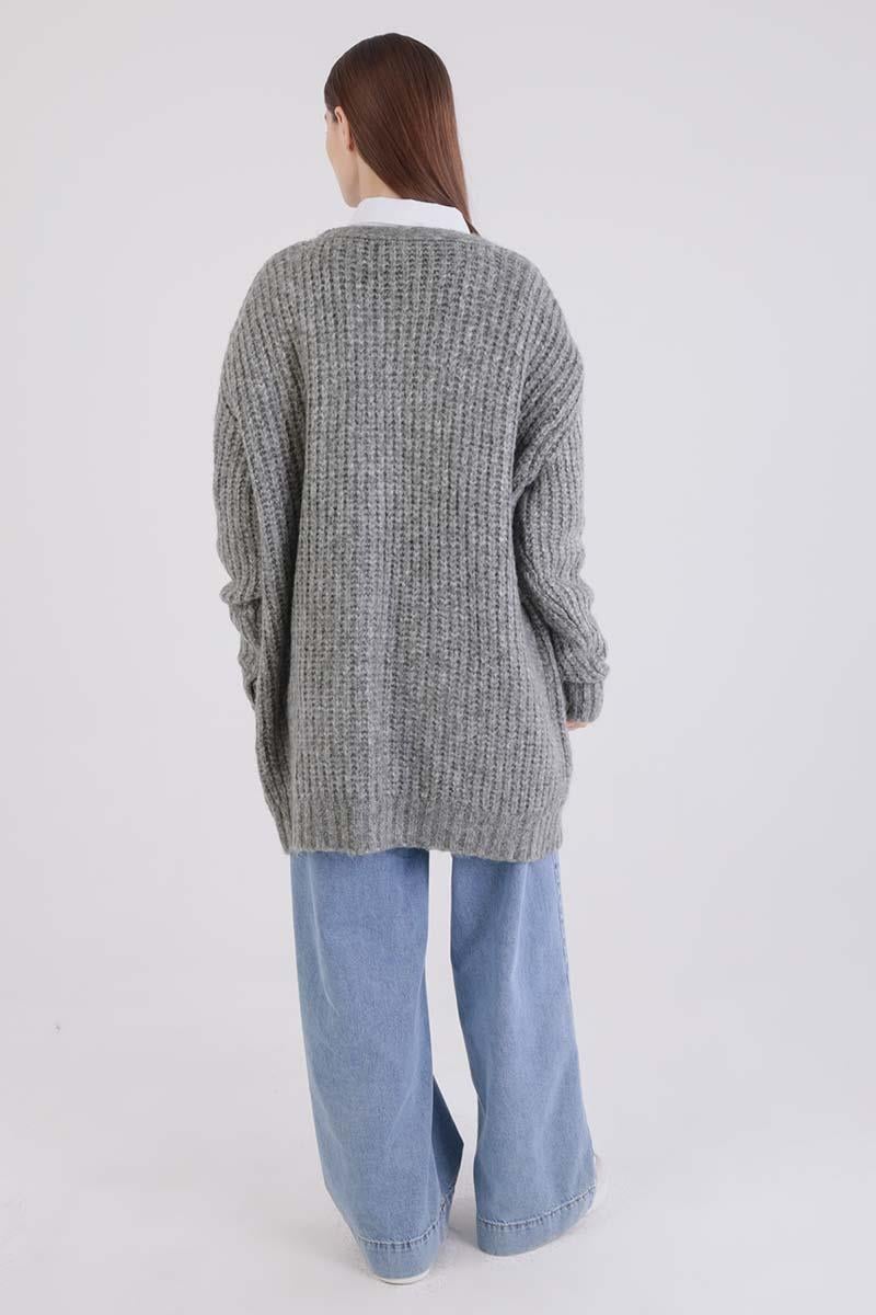 سترة محبوكة بأزرار باللون الرمادي على شكل حرف V