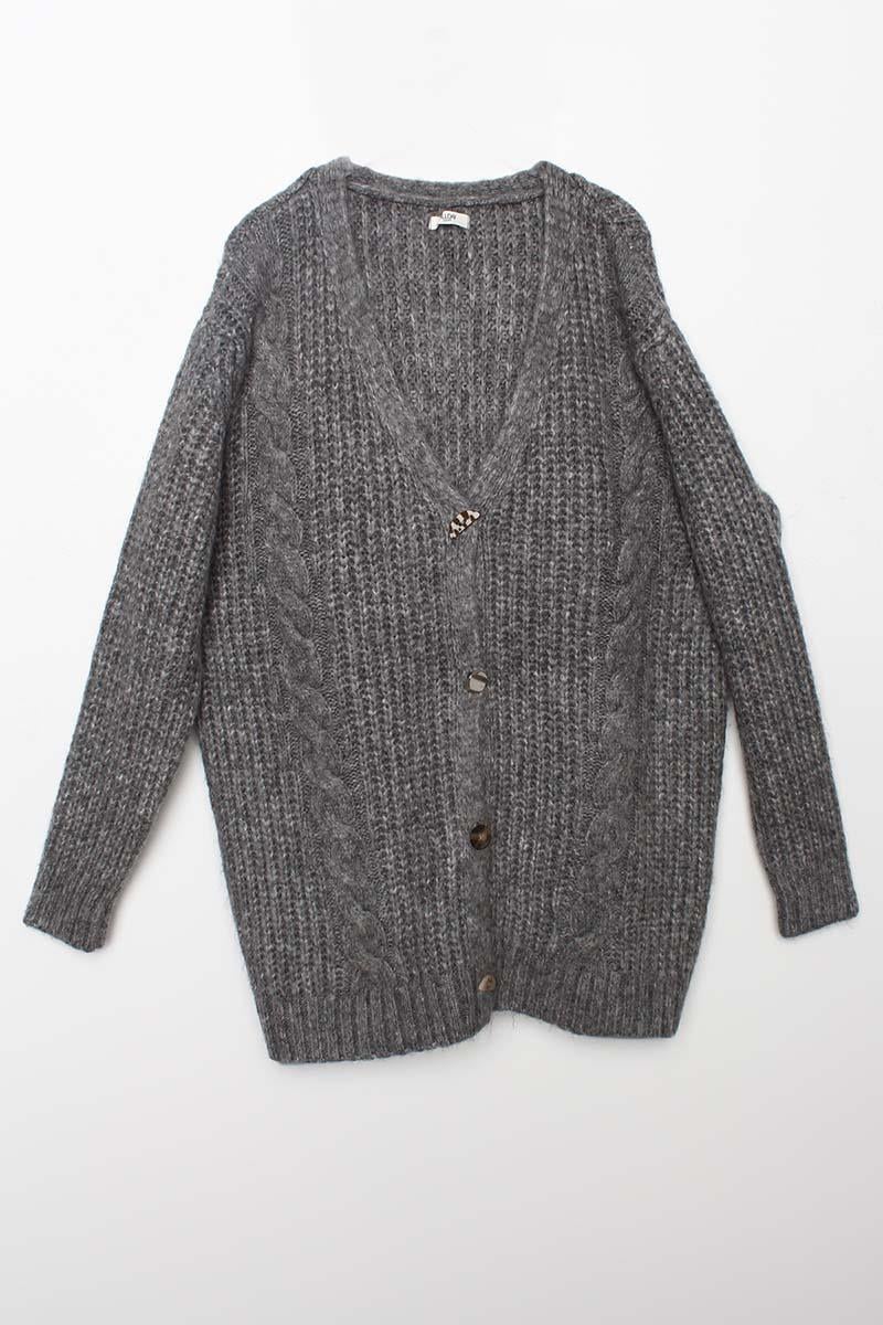 سترة محبوكة بأزرار باللون الرمادي على شكل حرف V