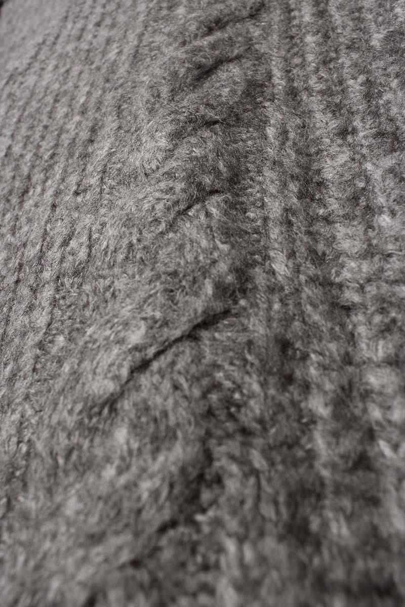 سترة محبوكة بأزرار باللون الرمادي على شكل حرف V