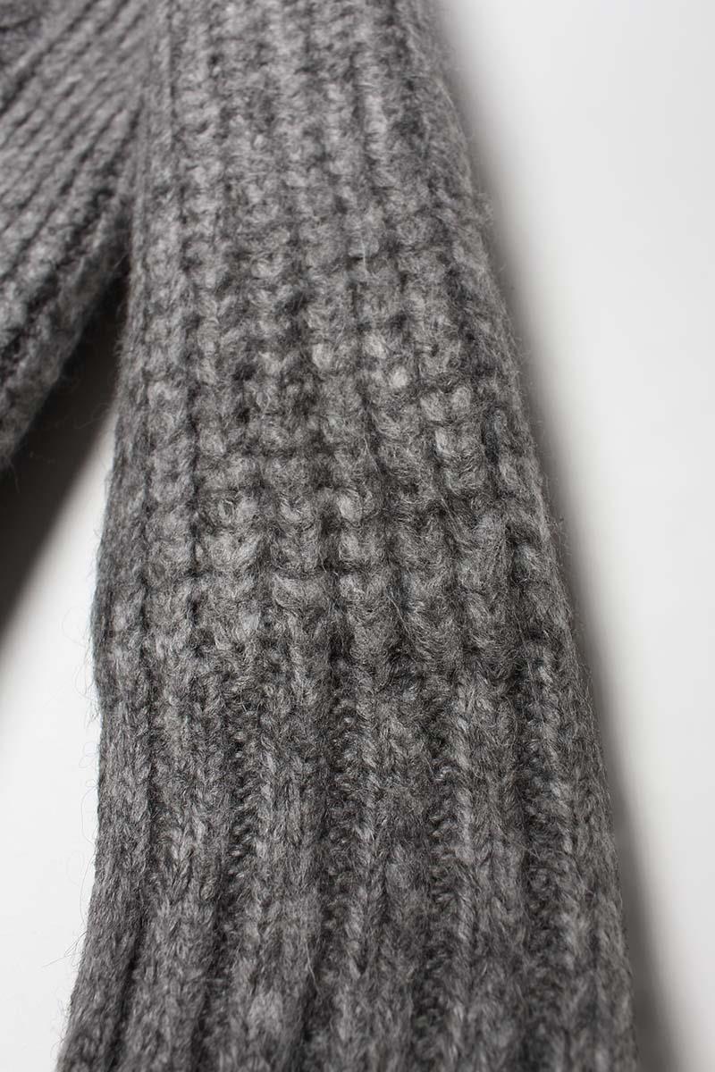 سترة محبوكة بأزرار باللون الرمادي على شكل حرف V