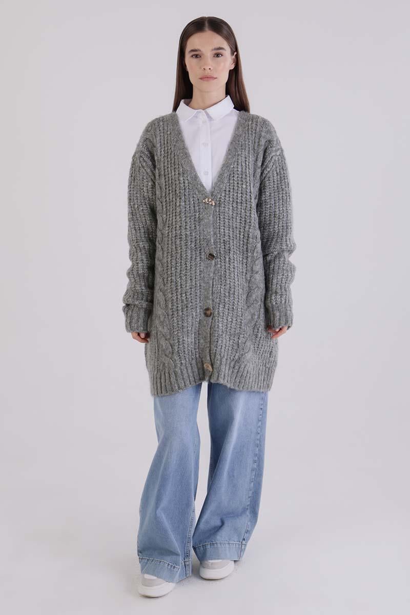 سترة محبوكة بأزرار باللون الرمادي على شكل حرف V