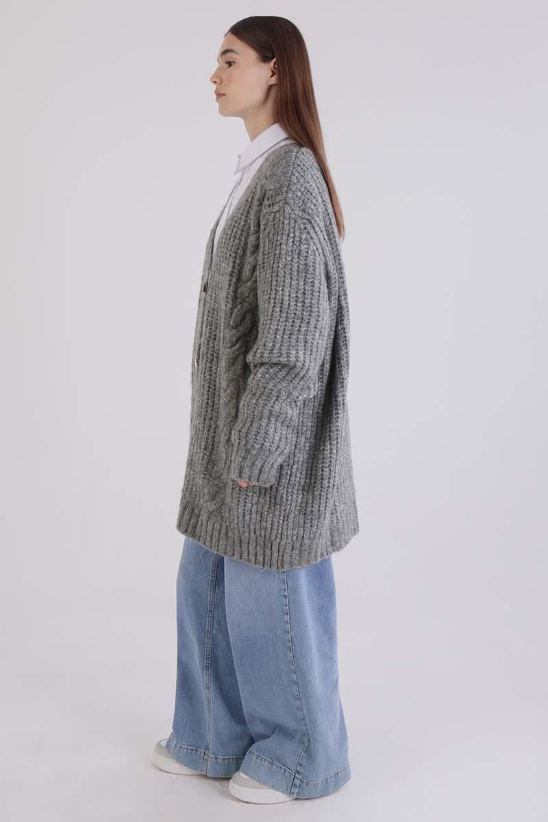 سترة محبوكة بأزرار باللون الرمادي على شكل حرف V