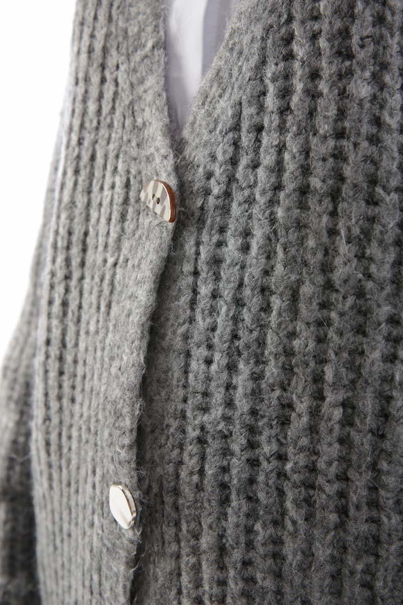 سترة محبوكة بأزرار باللون الرمادي على شكل حرف V