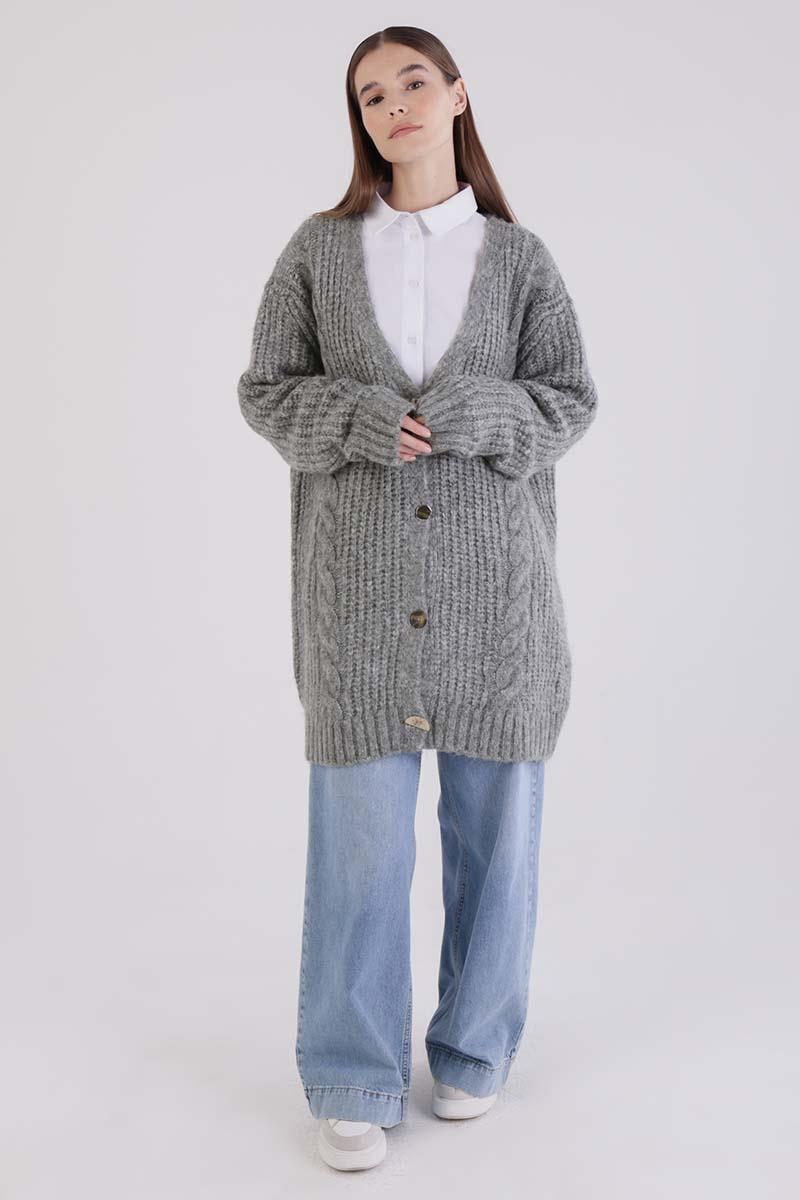 سترة محبوكة بأزرار باللون الرمادي على شكل حرف V