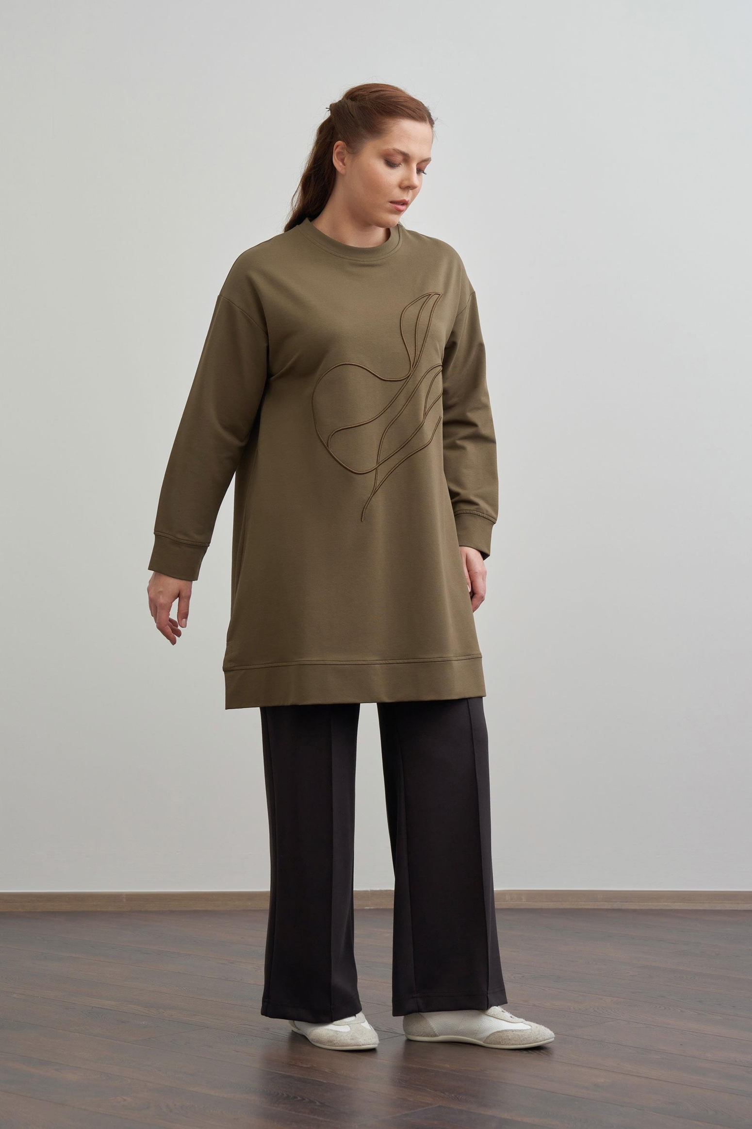 Haki-Yumuşak Dokulu Büyük Beden Nakışlı Sweatshirt