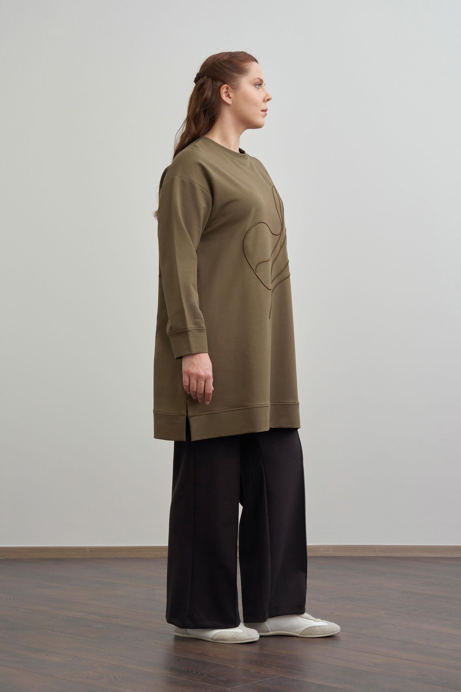 Haki-Yumuşak Dokulu Büyük Beden Nakışlı Sweatshirt