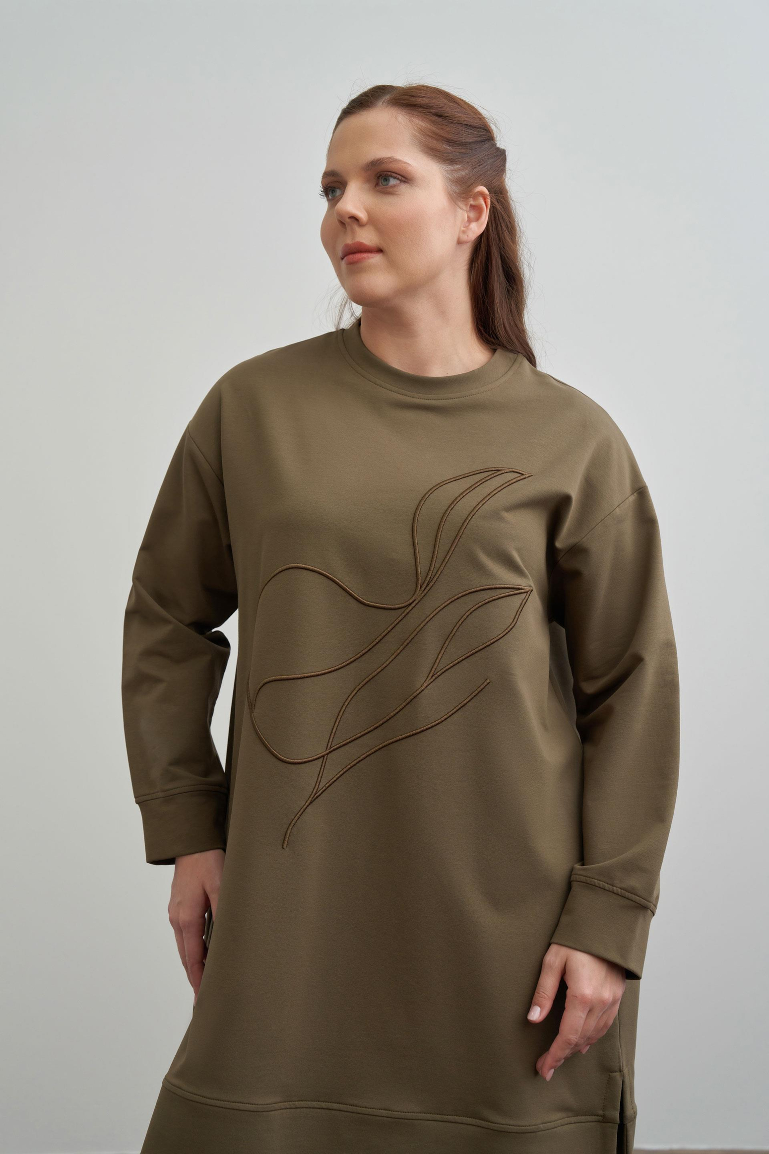 Haki-Yumuşak Dokulu Büyük Beden Nakışlı Sweatshirt