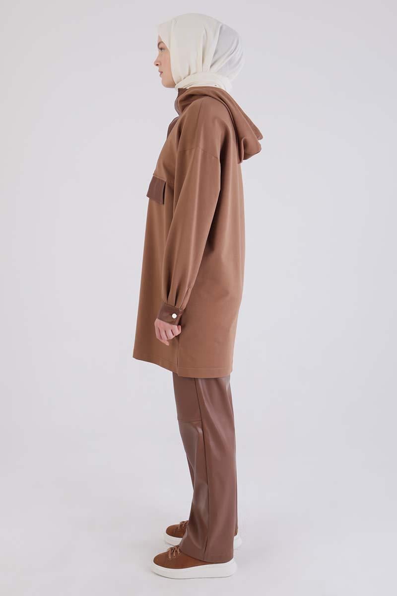 سترة رياضية بغطاء للرأس ومزينة بالجلد البني