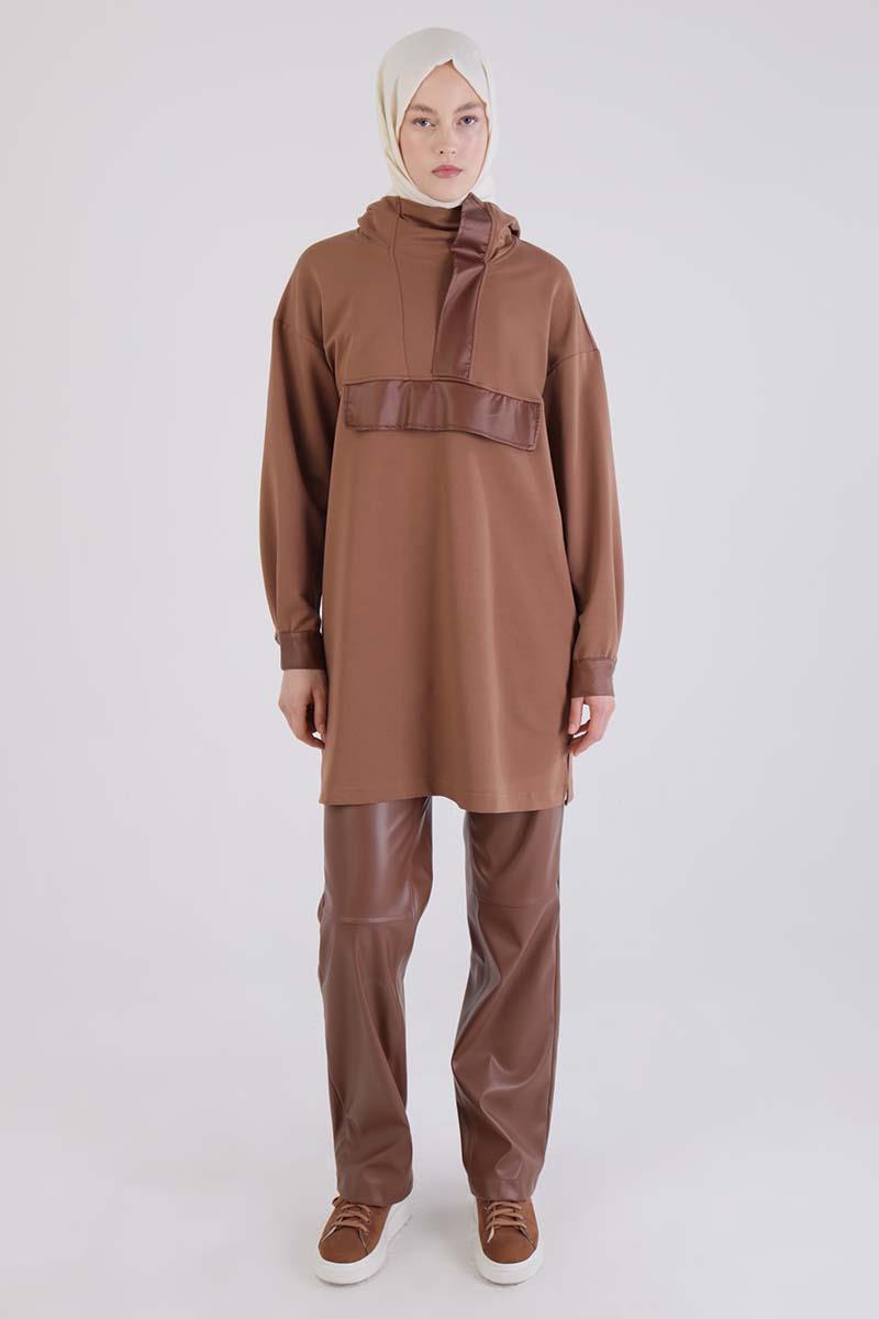 سترة رياضية بغطاء للرأس ومزينة بالجلد البني