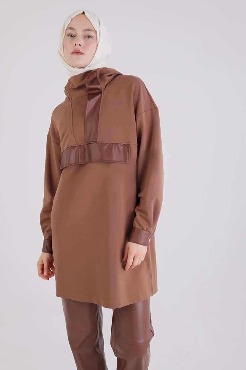 سترة رياضية بغطاء للرأس ومزينة بالجلد البني