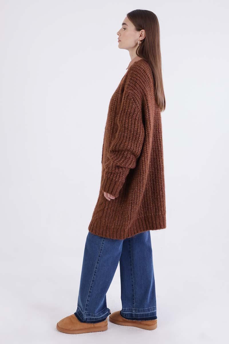 Braune, geknöpfte Strickjacke mit V-Ausschnitt