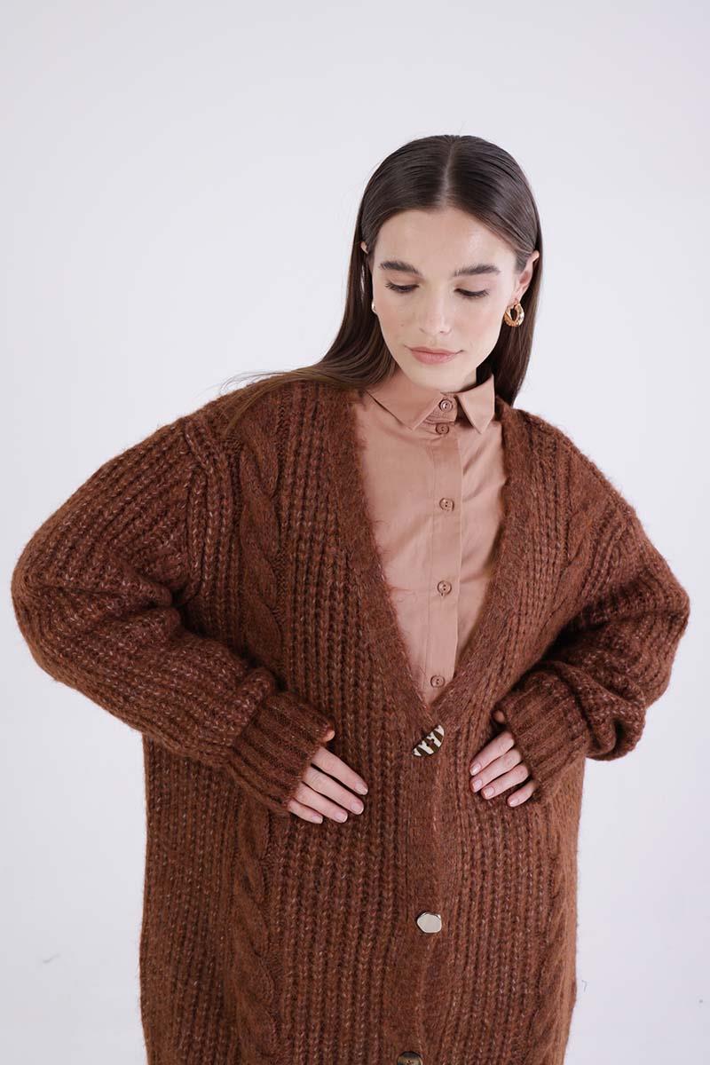 Braune, geknöpfte Strickjacke mit V-Ausschnitt