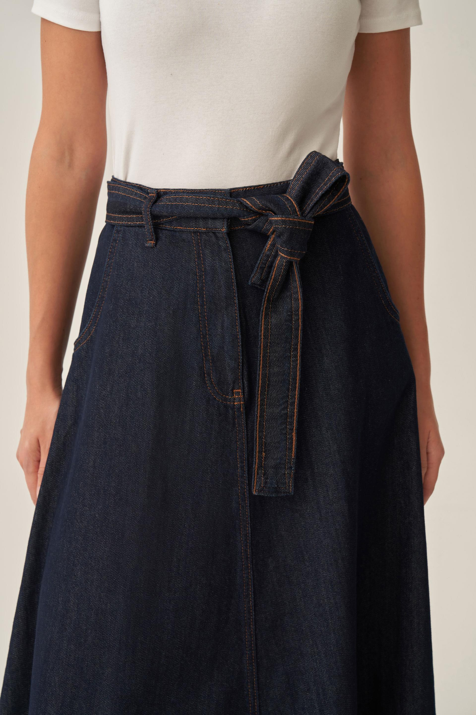 Koyu Mavi-Kuşaklı Kloş Denim Etek