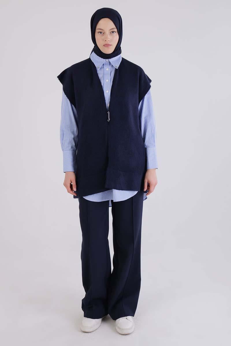 Lacivert-Broşlu Triko Yelek