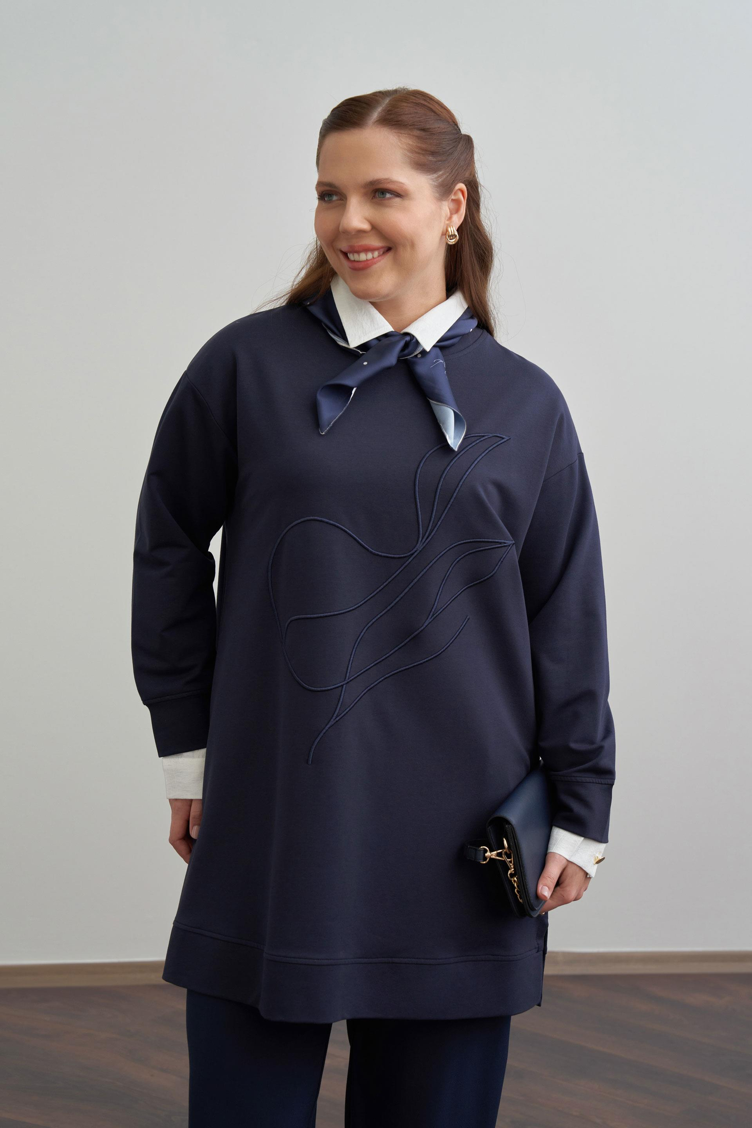 Lacivert-Yumuşak Dokulu Büyük Beden Nakışlı Sweatshirt