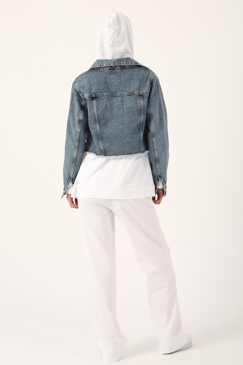 Blau geschnittene Jeansjacke