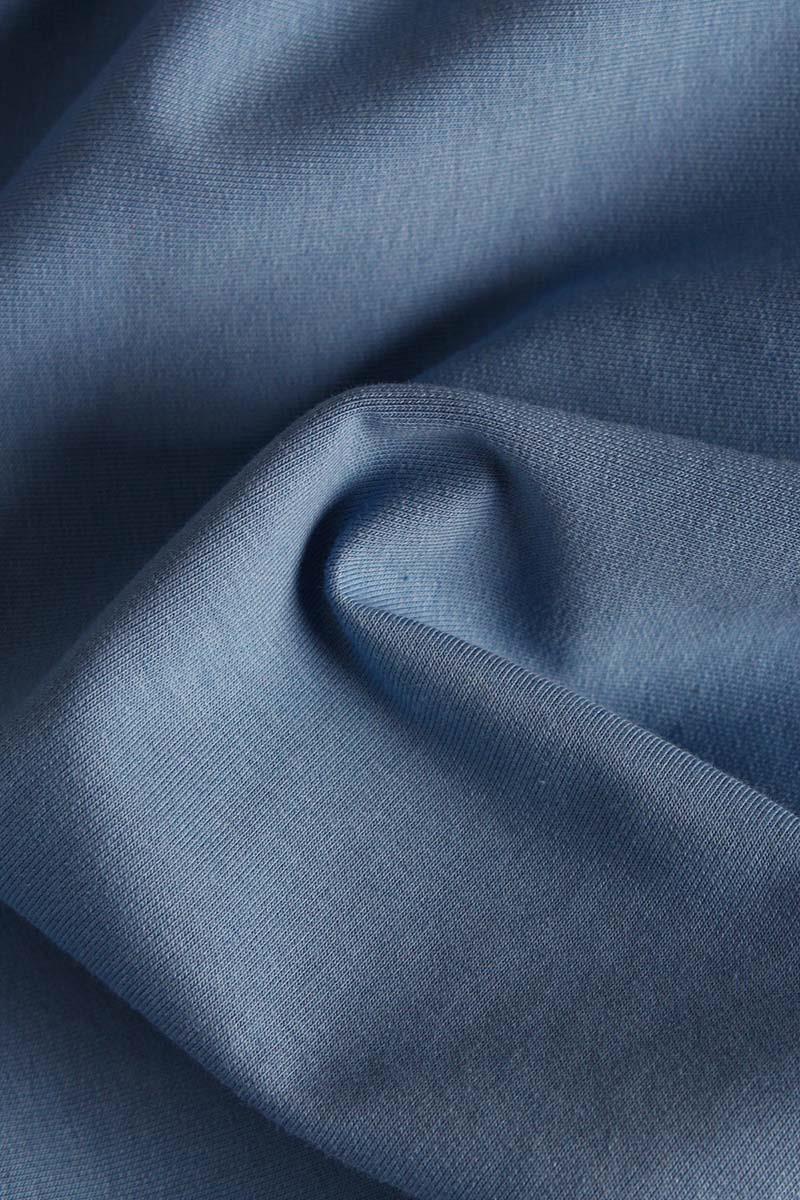 Robe tricotée à capuche bleue