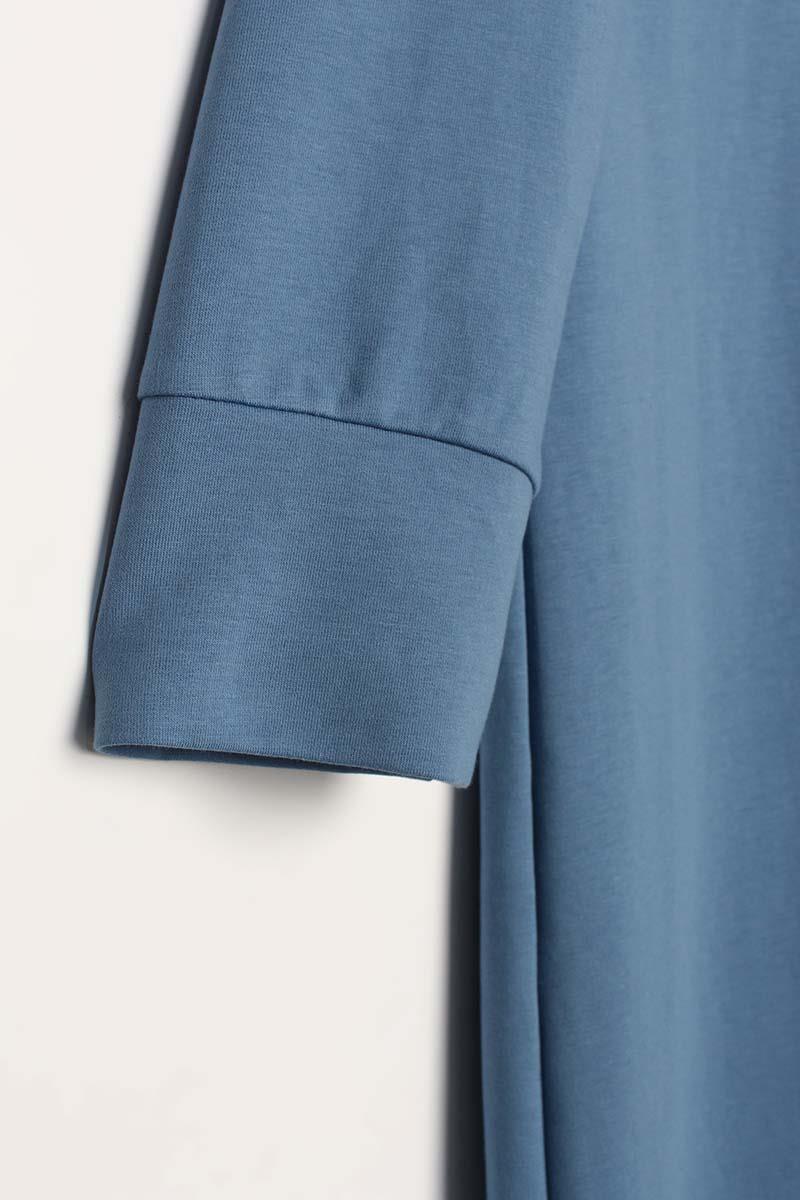 Robe tricotée à capuche bleue