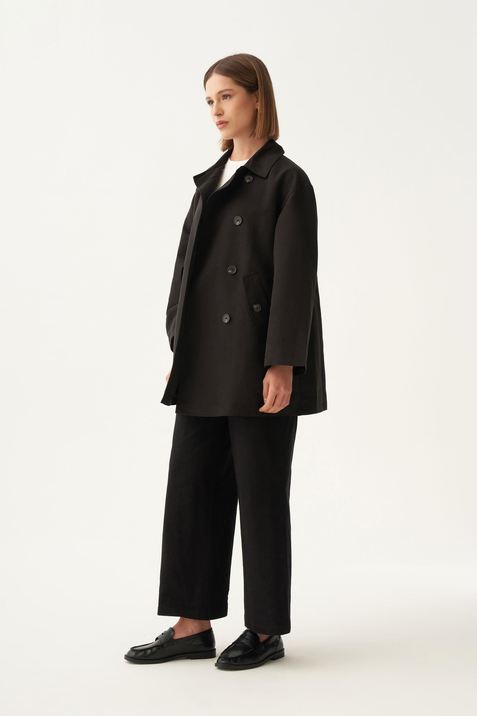 Siyah-Asimetrik Düğmeli Arkası Pileli Trençkot