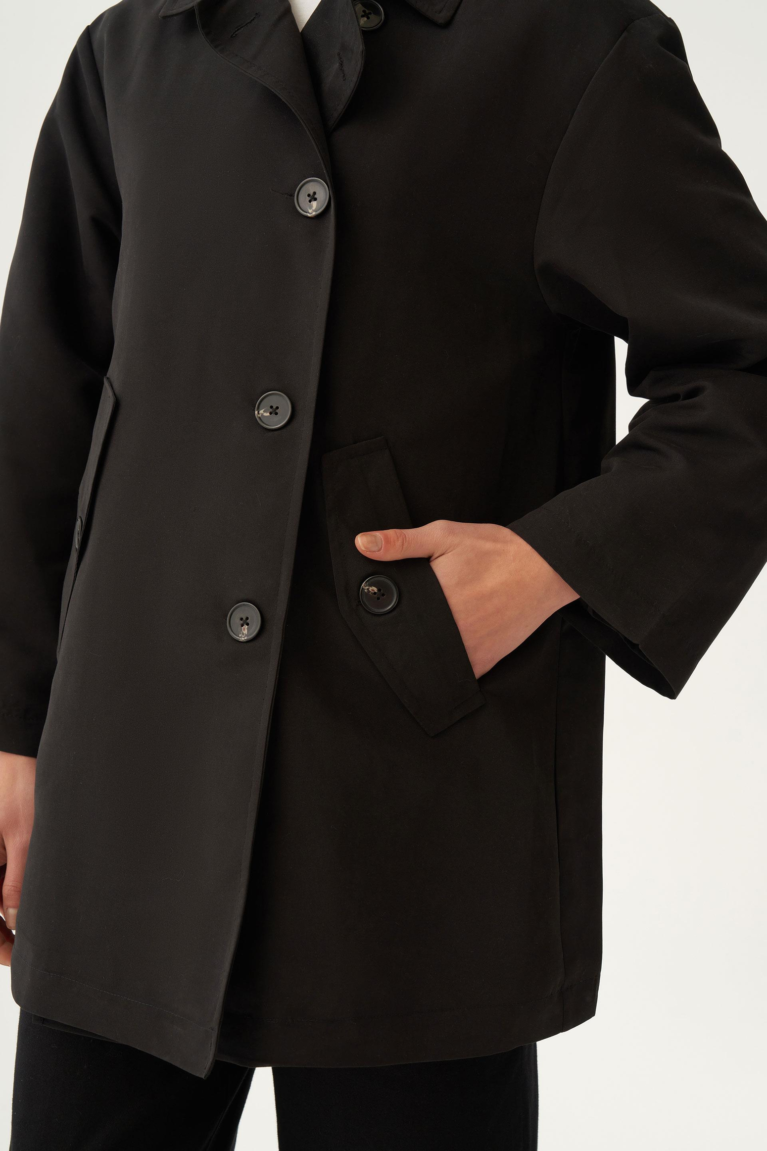 Siyah-Asimetrik Düğmeli Arkası Pileli Trençkot