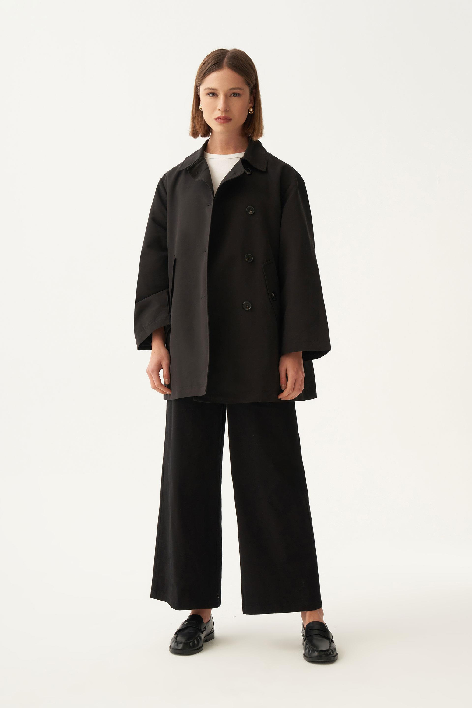 Siyah-Asimetrik Düğmeli Arkası Pileli Trençkot