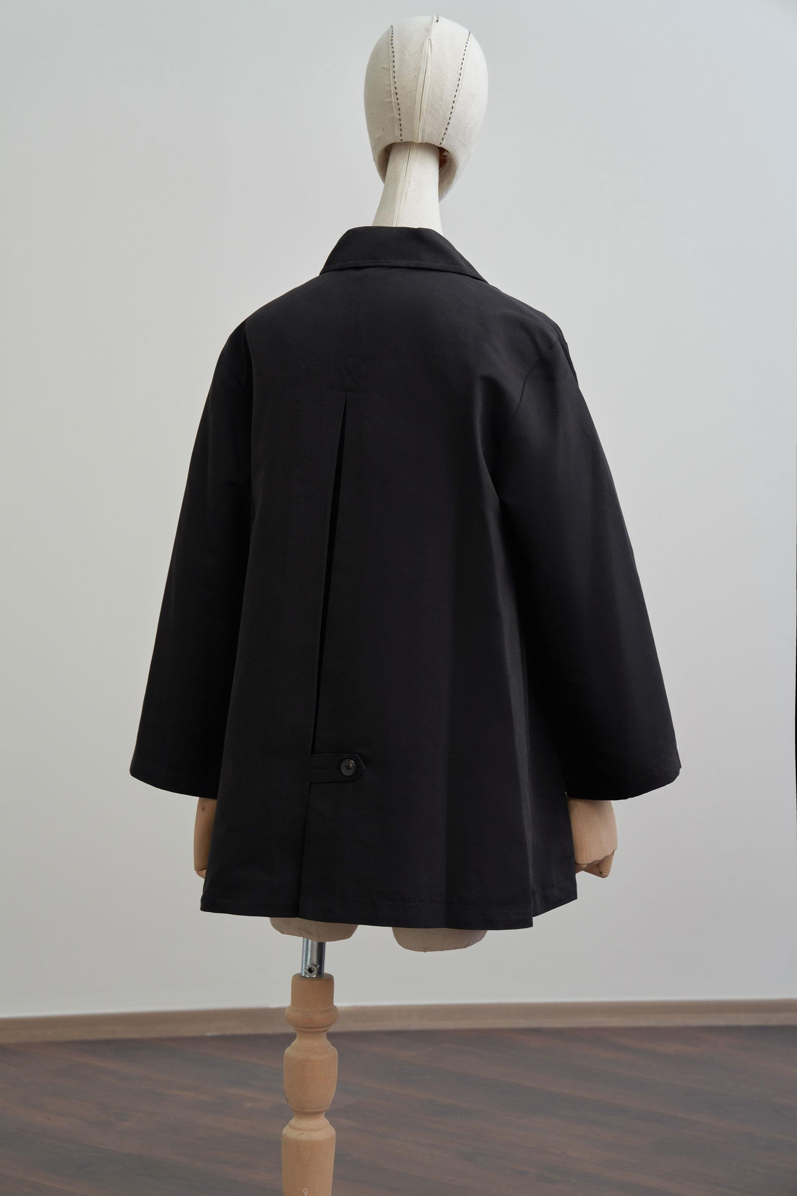 Siyah-Asimetrik Düğmeli Arkası Pileli Trençkot