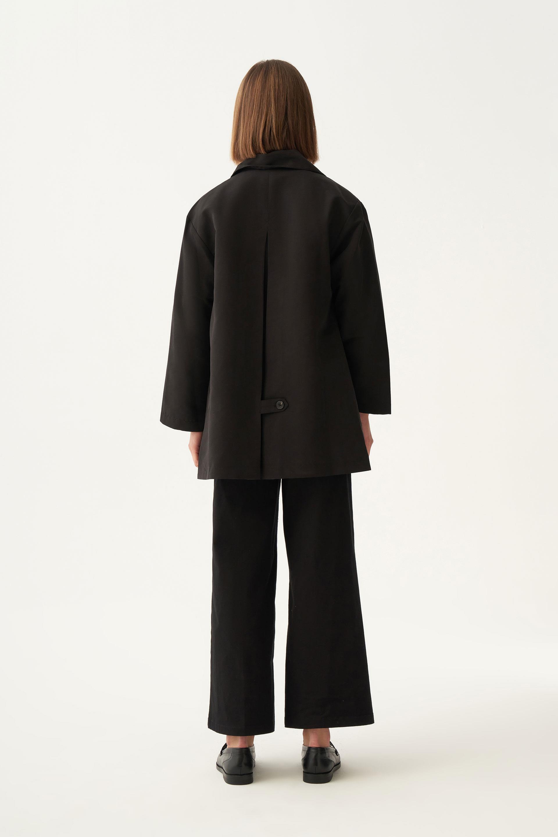 Siyah-Asimetrik Düğmeli Arkası Pileli Trençkot