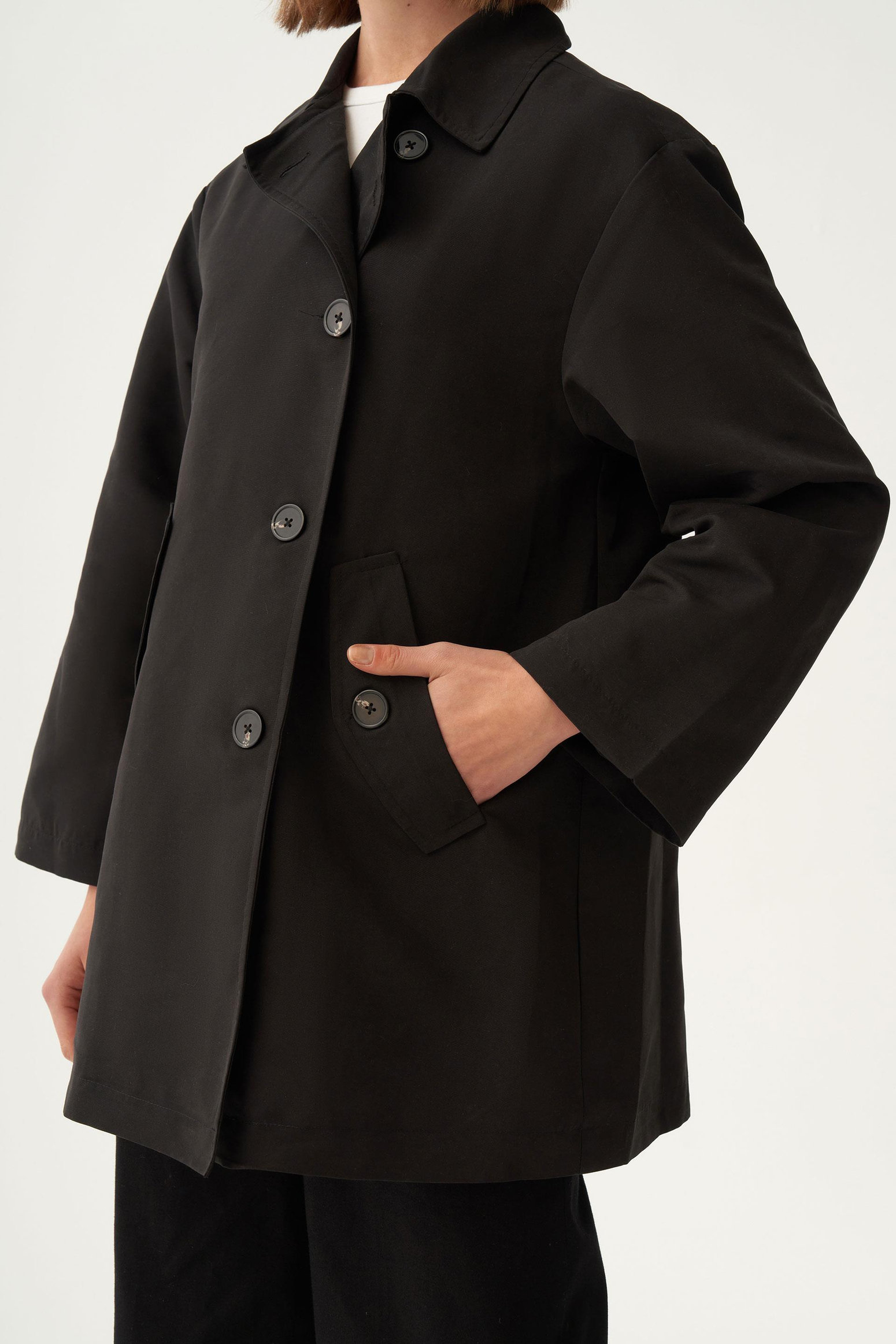 Siyah-Asimetrik Düğmeli Arkası Pileli Trençkot