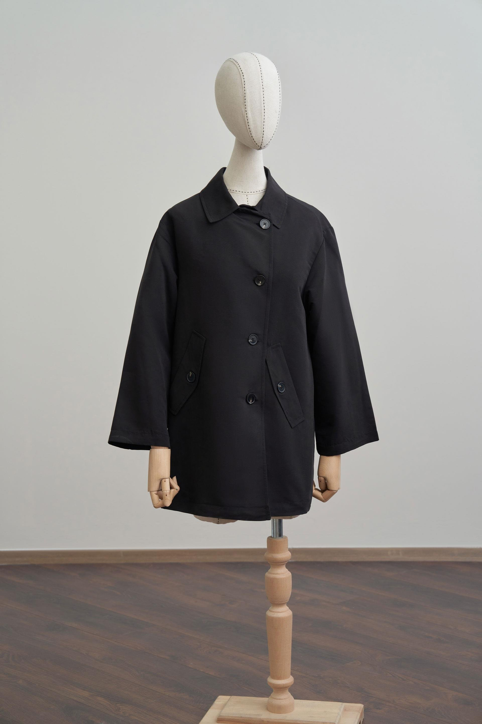 Siyah-Asimetrik Düğmeli Arkası Pileli Trençkot