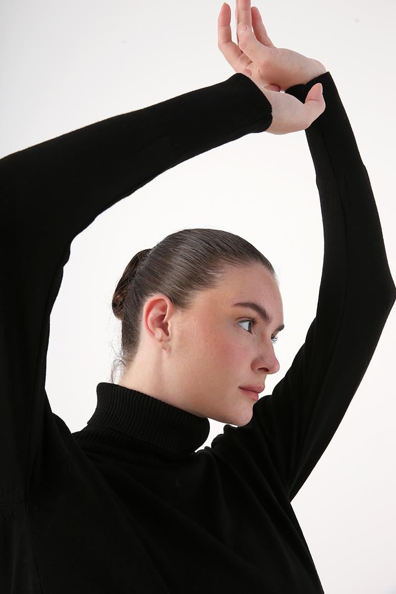 Black-Turtleneck Short Knitwear Sweater