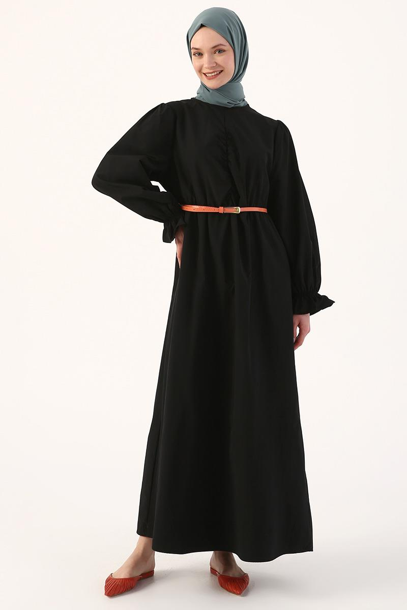 Robe plissée noire à ceinture