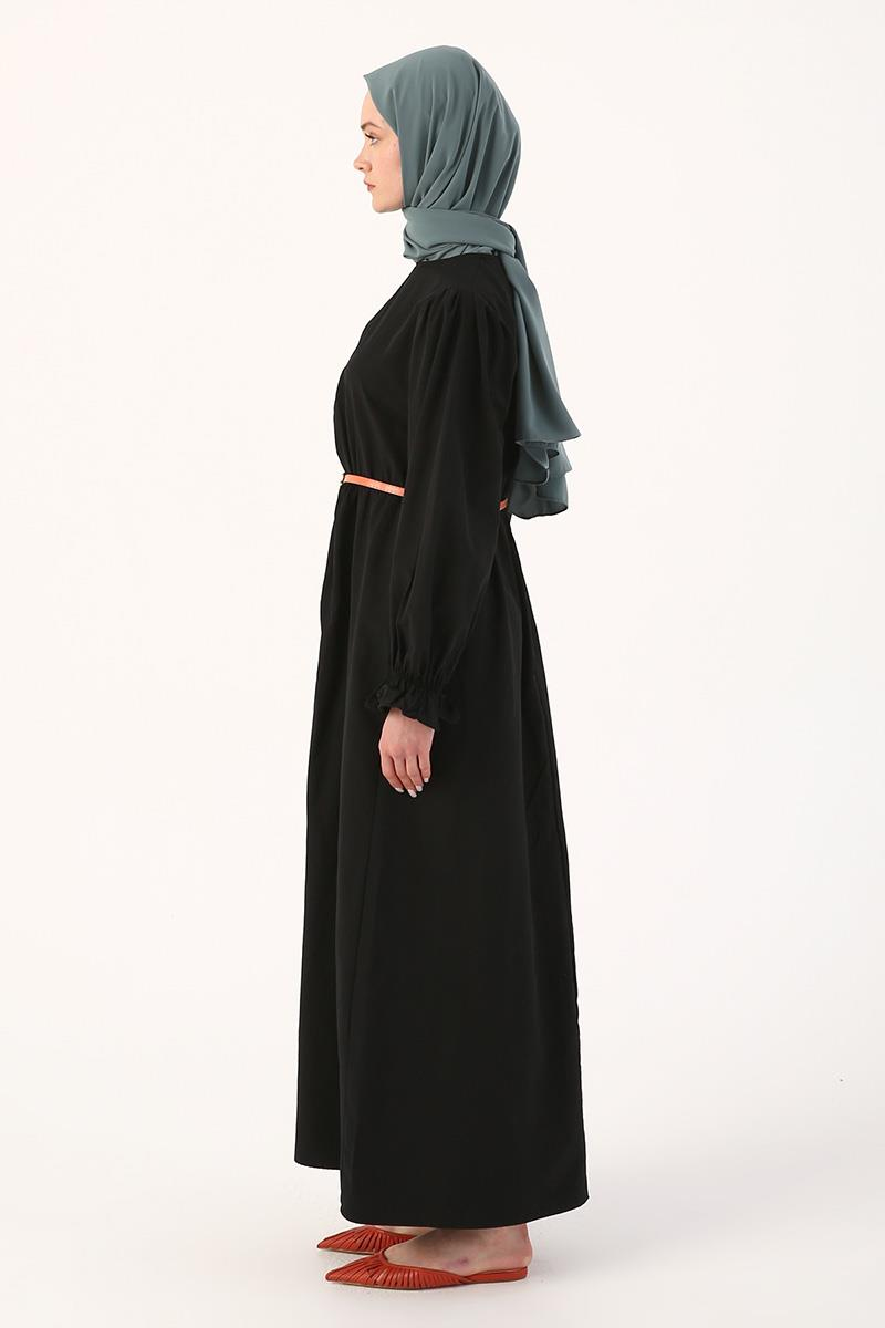Robe plissée noire à ceinture