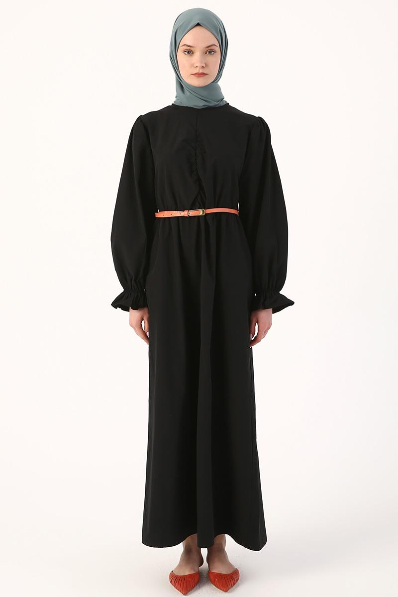 Robe plissée noire à ceinture
