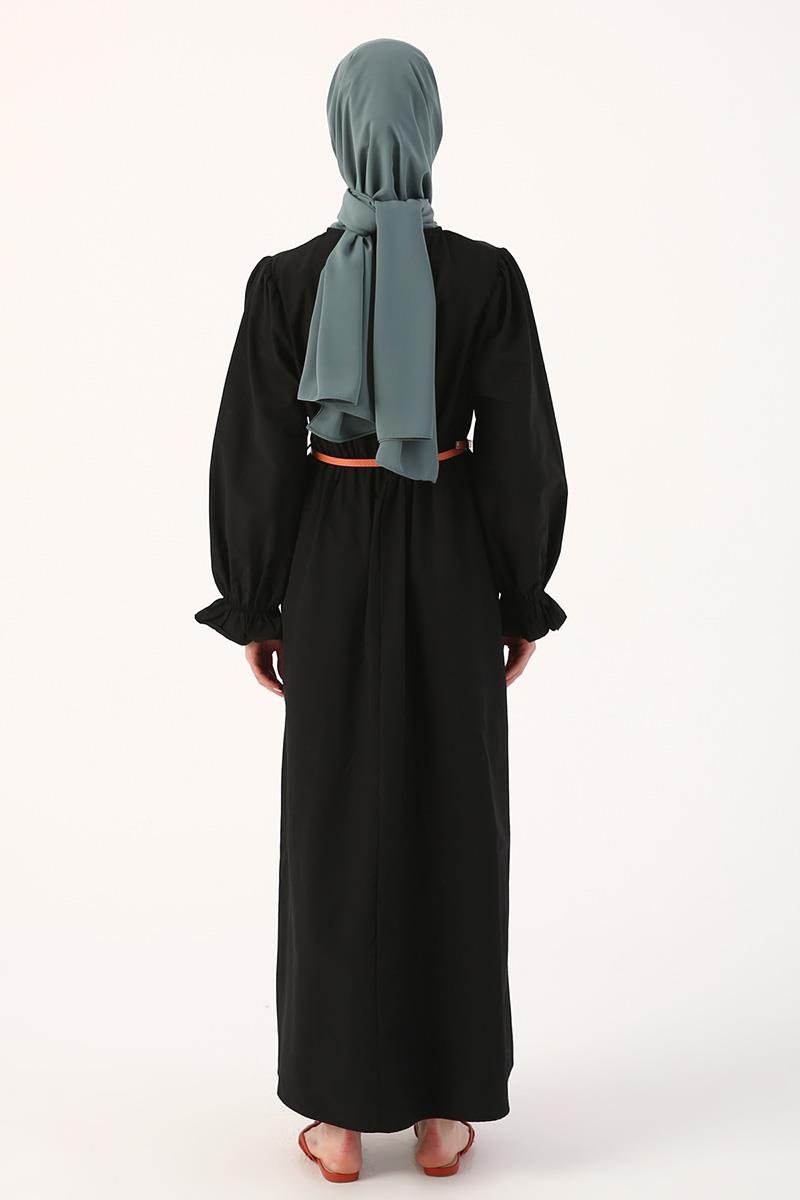 Robe plissée noire à ceinture