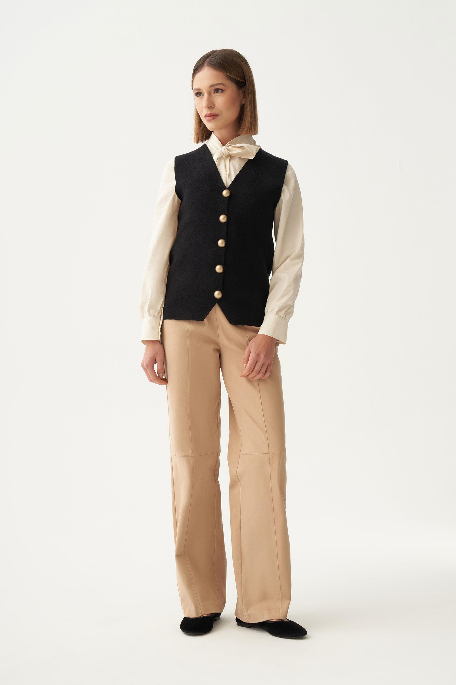 Siyah-Dügmeli V Yaka Triko Hırka