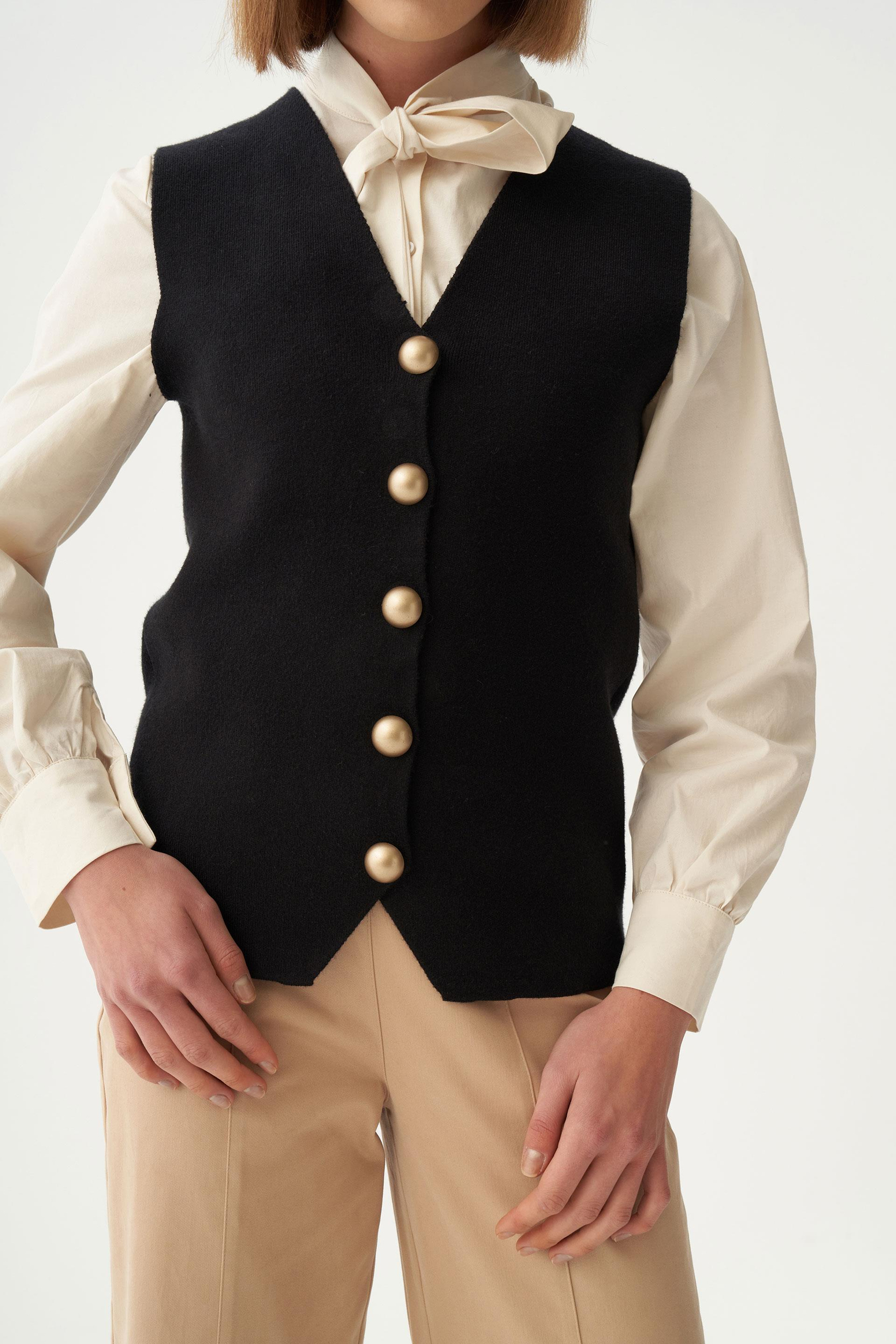 Siyah-Dügmeli V Yaka Triko Hırka