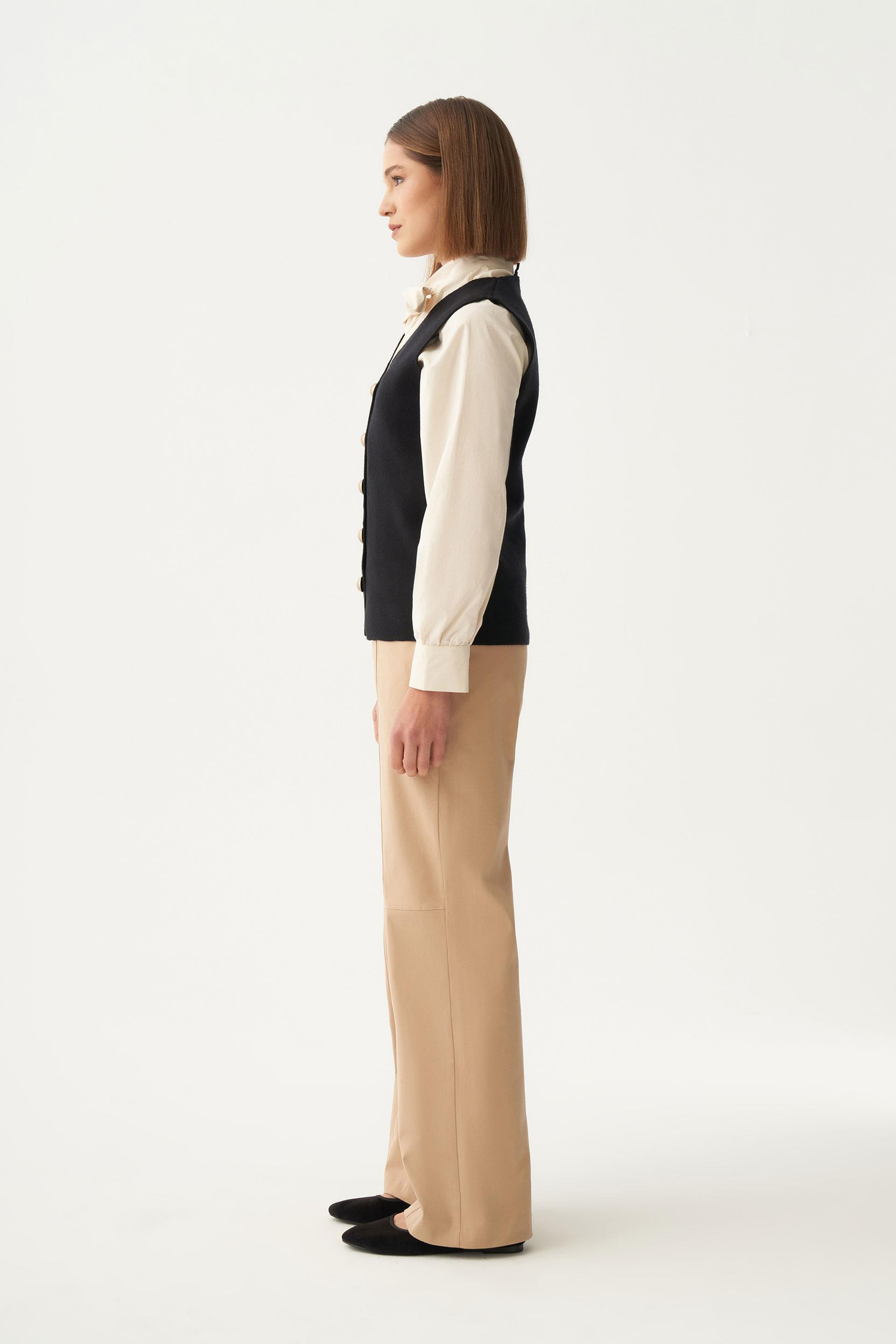 Siyah-Dügmeli V Yaka Triko Hırka