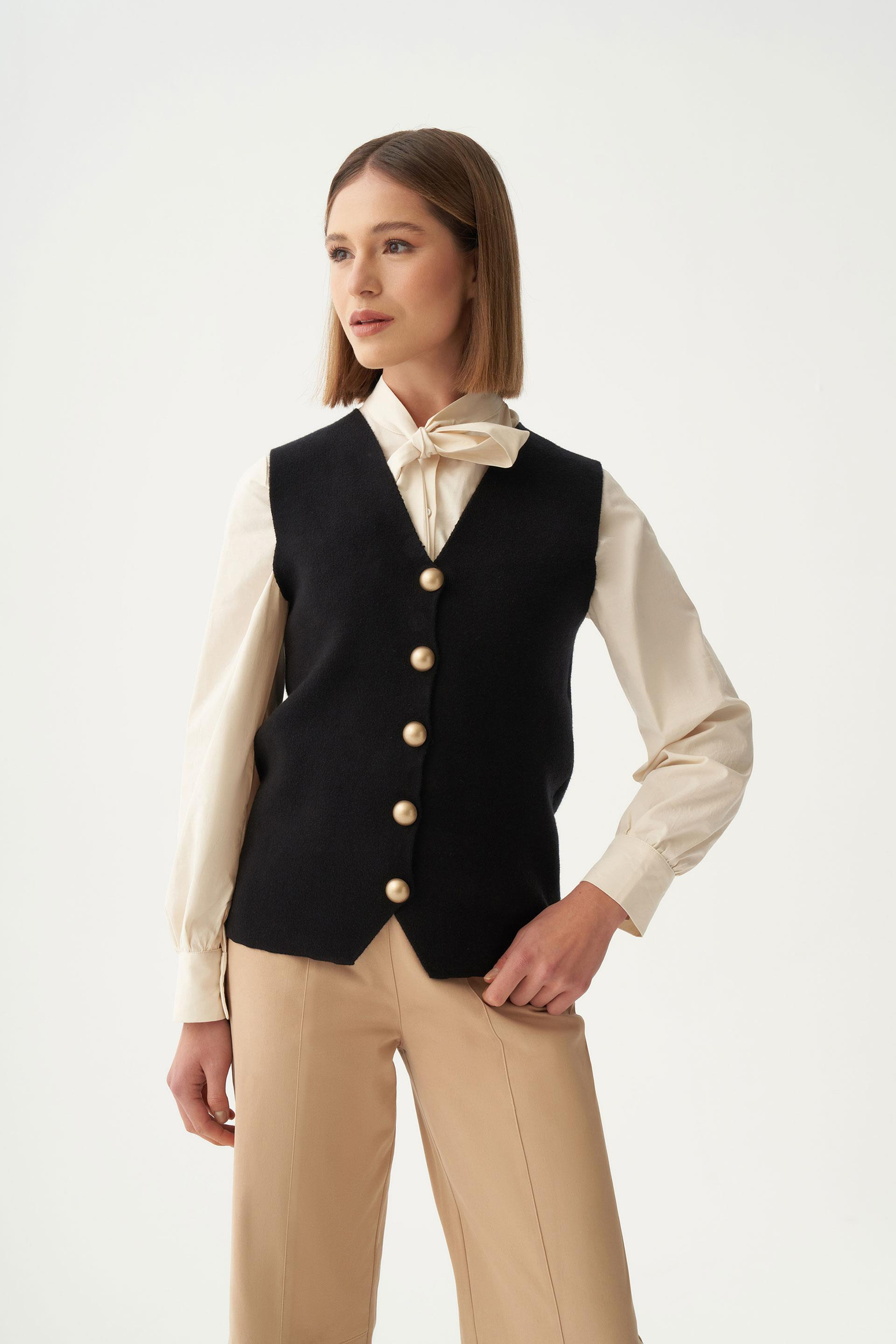 Siyah-Dügmeli V Yaka Triko Hırka