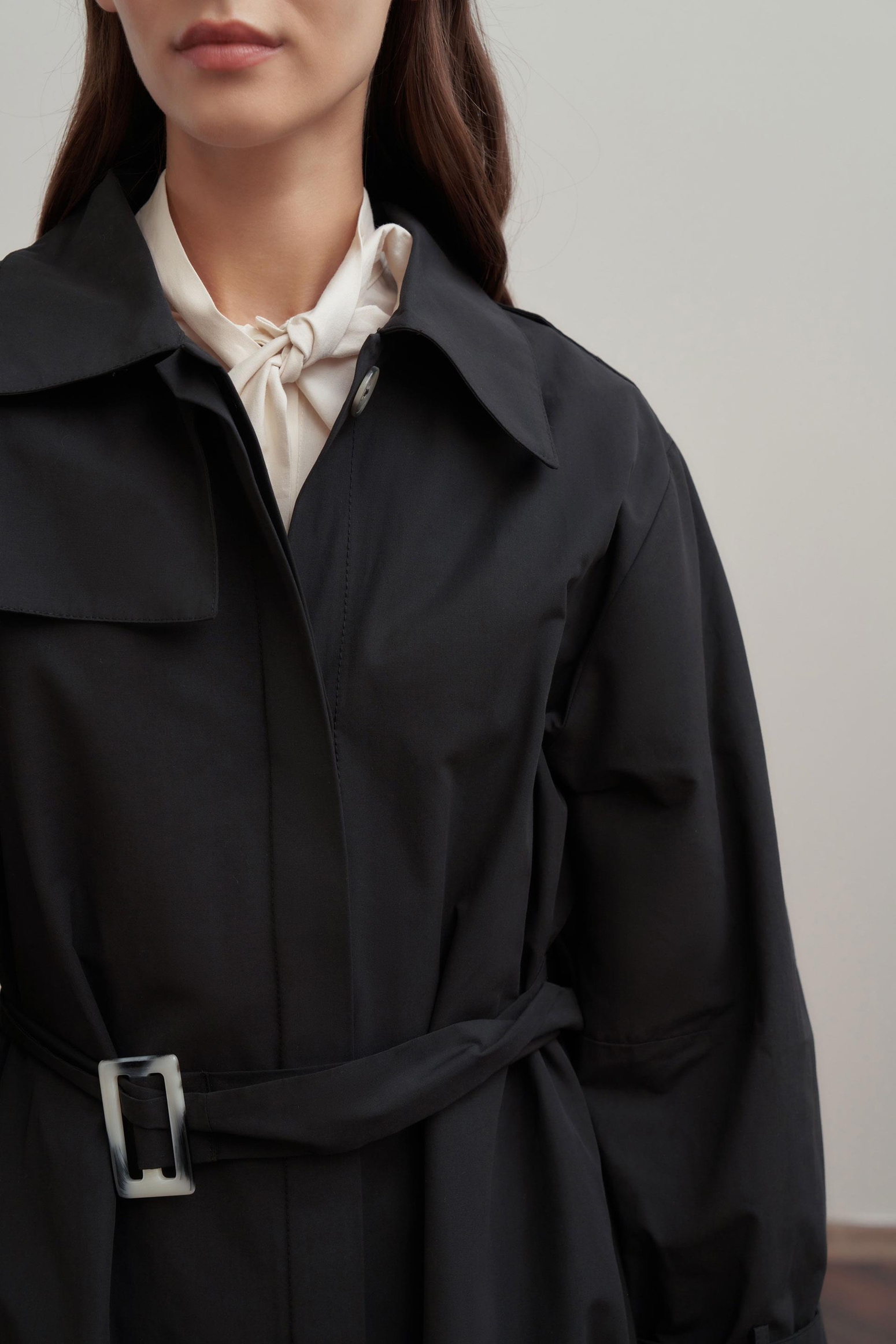 Schwarz-Epauletten an den Schultern