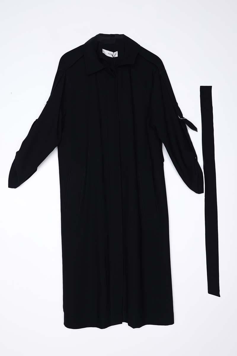 Schwarzärmliger Trenchcoat mit Epaulette und Knöpfen