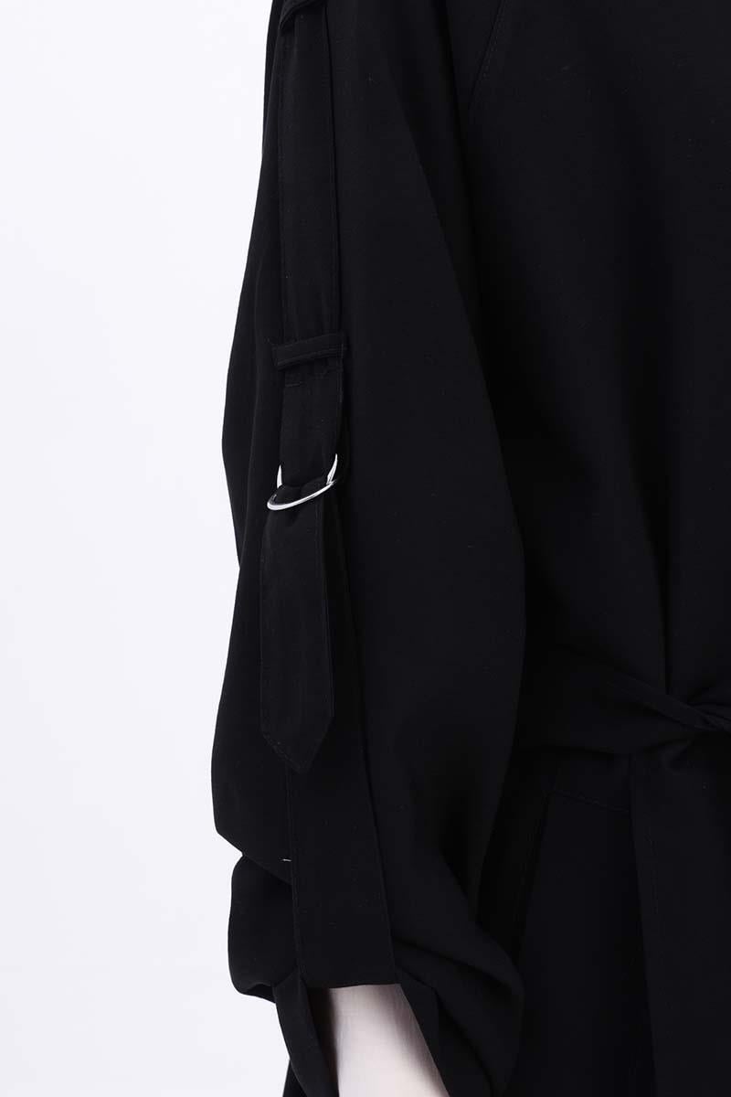 Schwarzärmliger Trenchcoat mit Epaulette und Knöpfen
