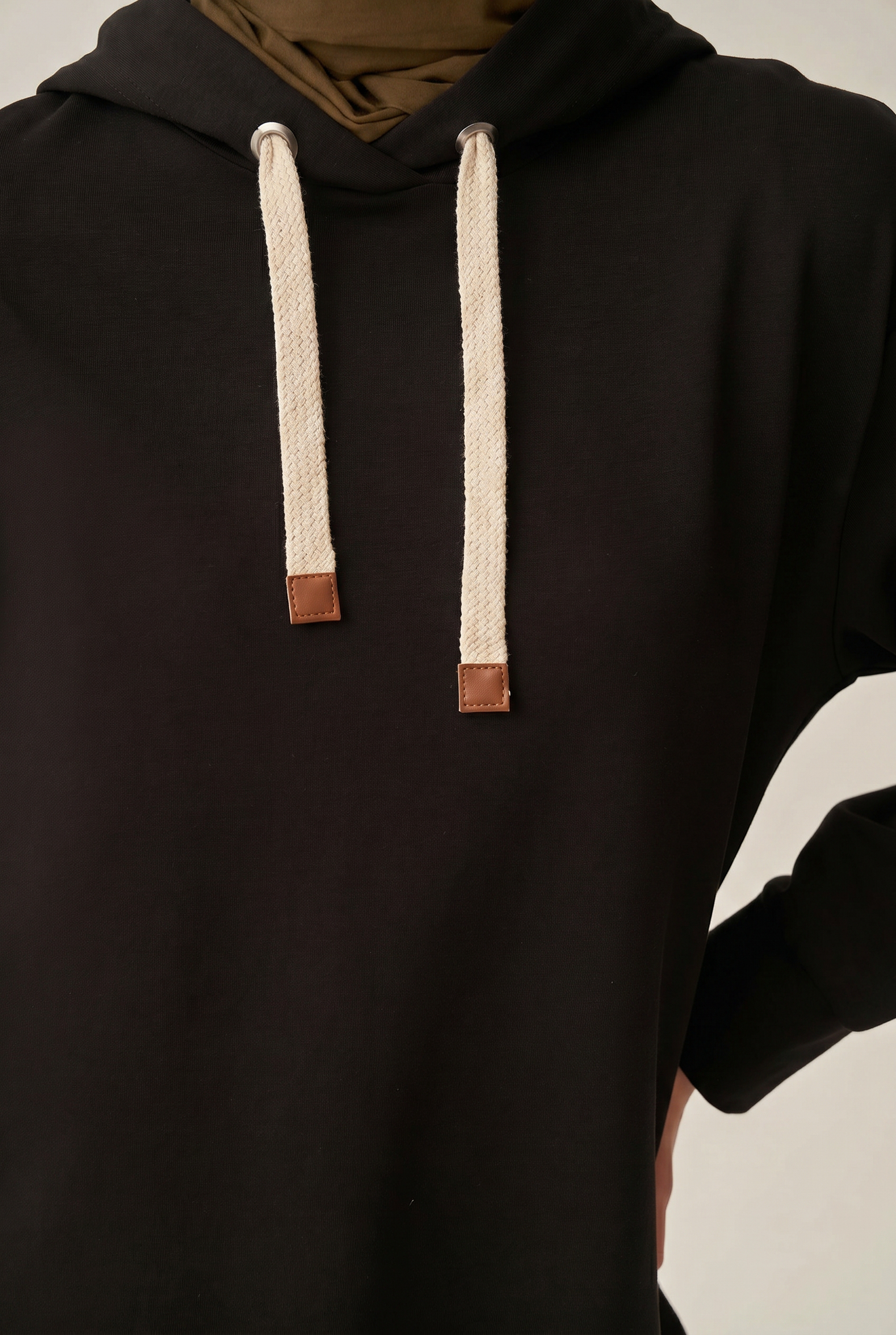 Black - Eyelet Hooded Pocketed Stretch Long Sweatshirt