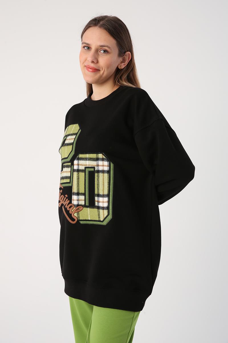 Schwarz-Oversize-Sweatshirt mit karierter Applikation und Stickerei